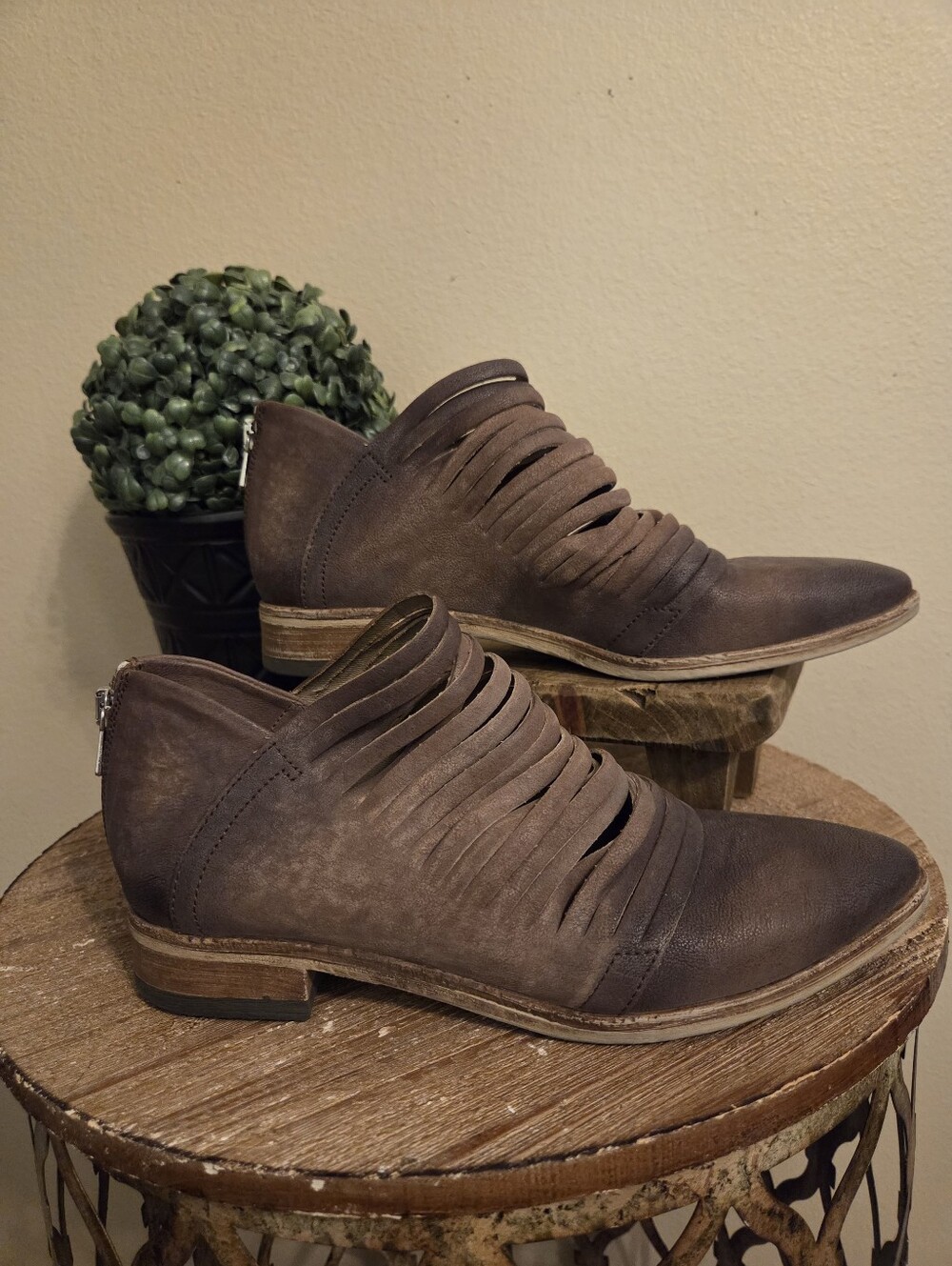 FREE‎ PEOPLE Lost Valley Italian Taupe Leather Distressed Strappy Ankle Boots 39
